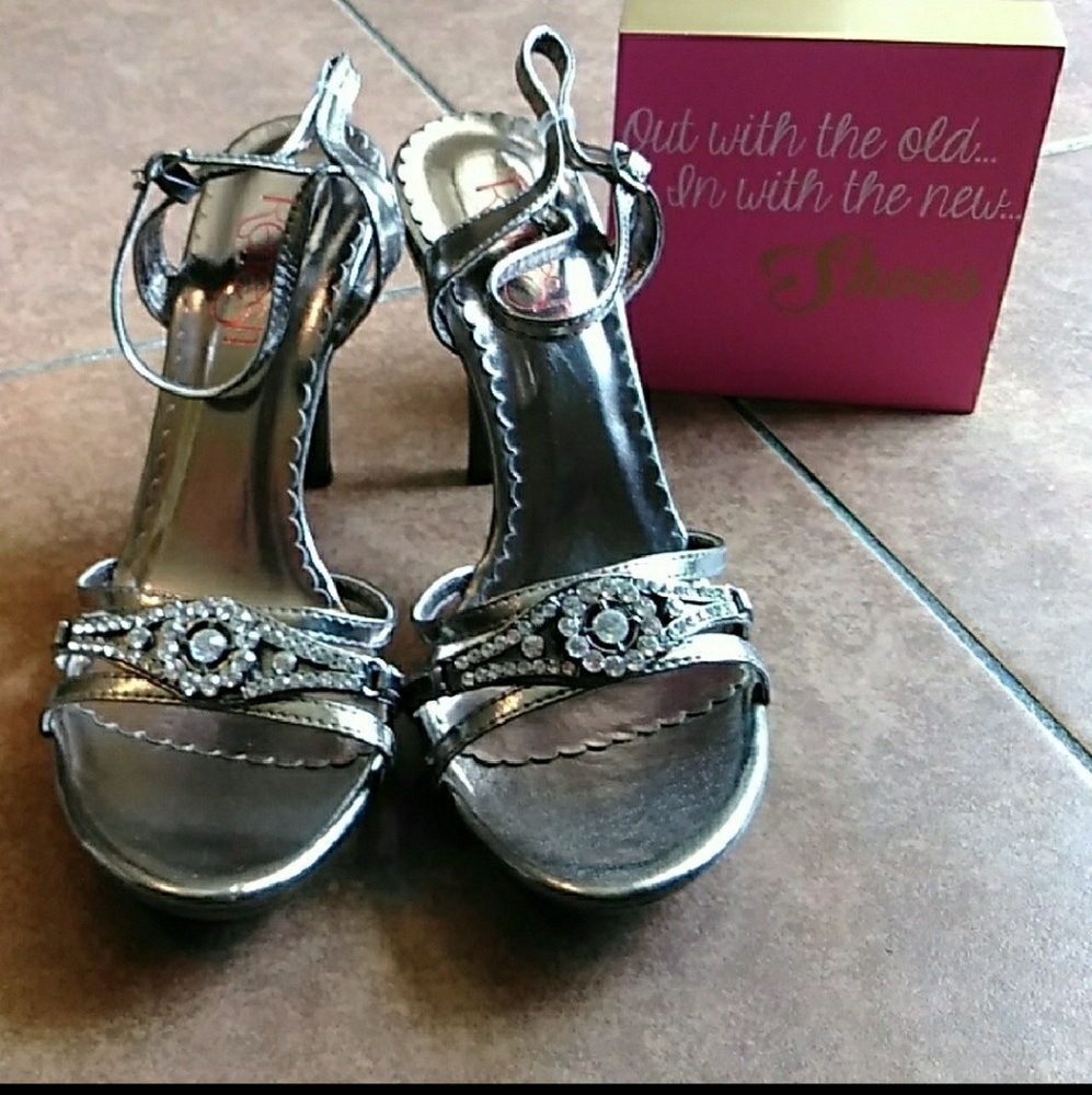 Heals - Picture 3 of 5